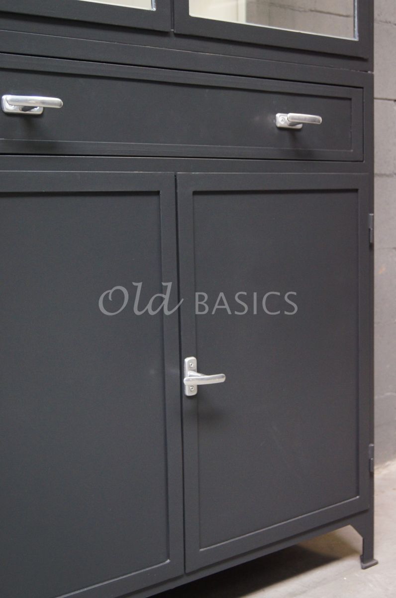 Detail van Apothekerskast Ferro, 2 deuren, RAL7021, zwart, grijs, materiaal staal